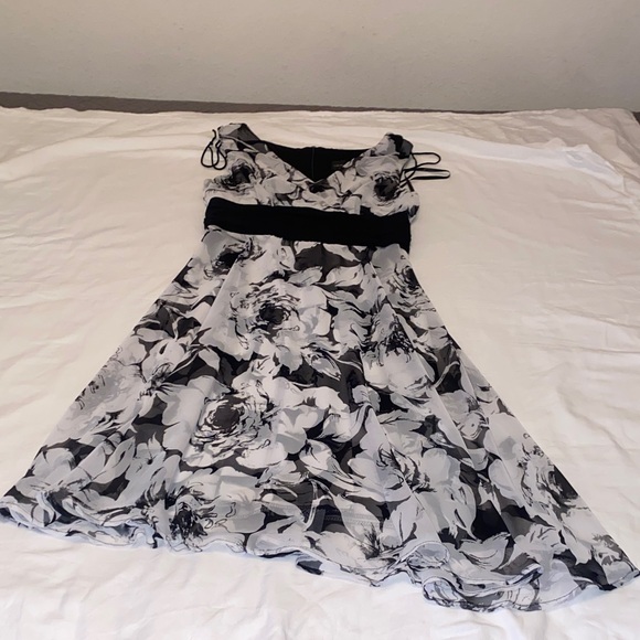 connected apparel Dresses & Skirts - Connected Apparel Monochrome Floral Midi Dress